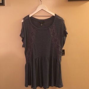 Short sleeve sweater with cold shoulders